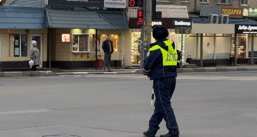 Верховный суд поставил точку в вопросе: можно ли обгонять через сплошную линию - как действовать правильно, если по трассе ползёт трактор