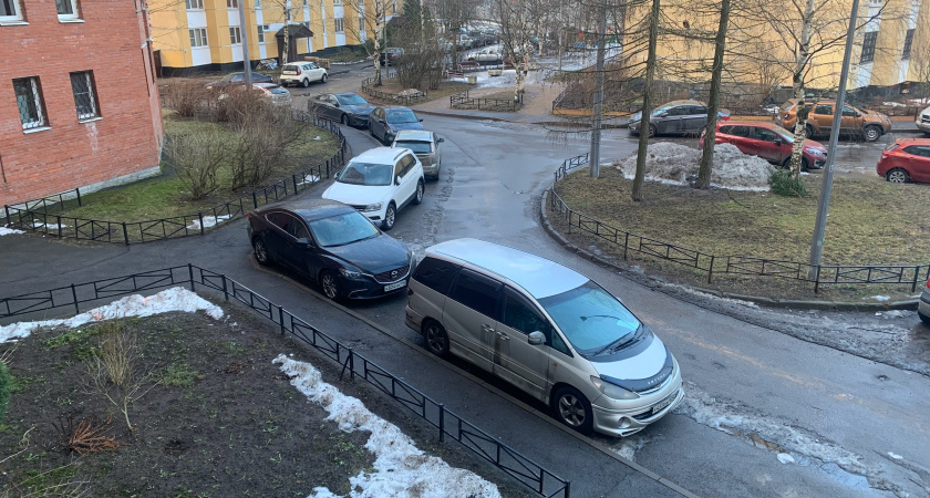 Верховный суд поставил точку: чьи права на парковку во дворе имею приоритет - тех, кто прописан в доме или тех, кто купил здесь квартиру