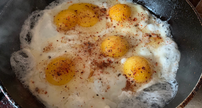Не растительное масло и не сало: вот на чем жарят яичницу хитрые хозяйки - узнала хитрость и теперь делаю также 