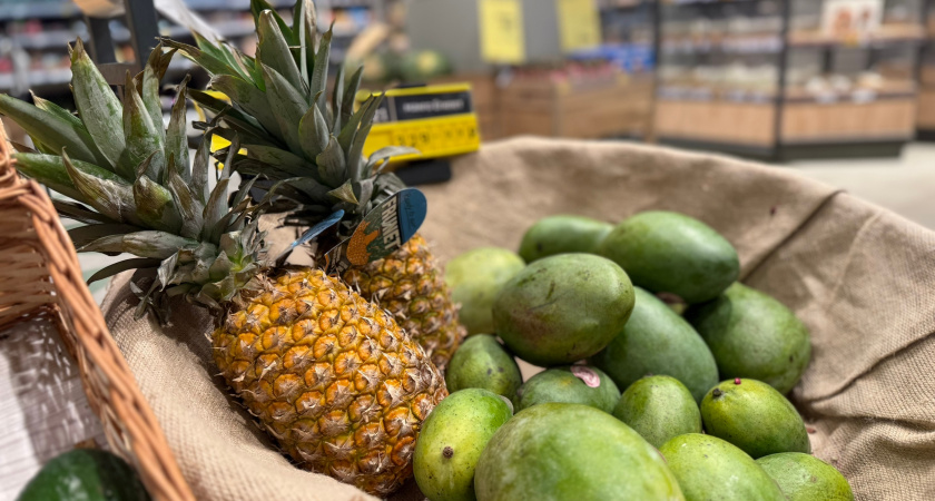 В Светофор завезли настоящую экзотику: крупные ананасы из Коста-Рики, бананы по 99 рублей за 1 кг - уже начинаю продумывать новогодний стол