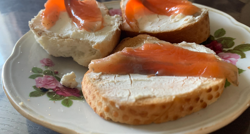 Всегда покупаю самую дешёвую красную рыбу и делаю из нее царскую форель: получается нежная, как масло и тает на языке