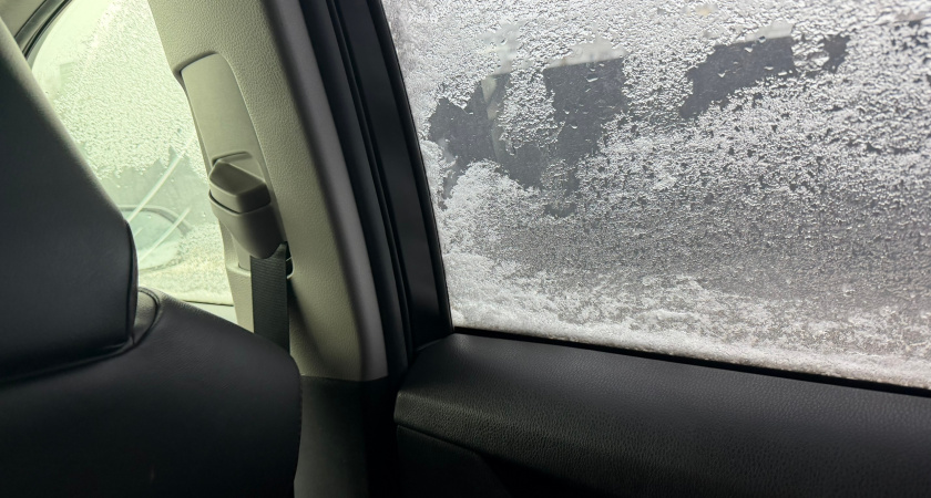 Больше в машине стекла не замерзают и не запотевают: испробовал эти простые хитрости - самый рабочий эффект от "народного" метода 