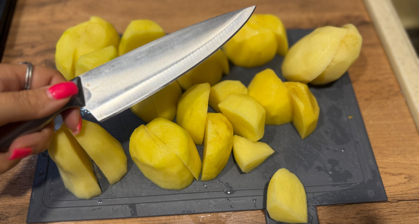 Запекаю картошку новым методом - рецепт все подруги разобрали на праздничный стол: кремовая внутри, румяная хрустящая снаружи