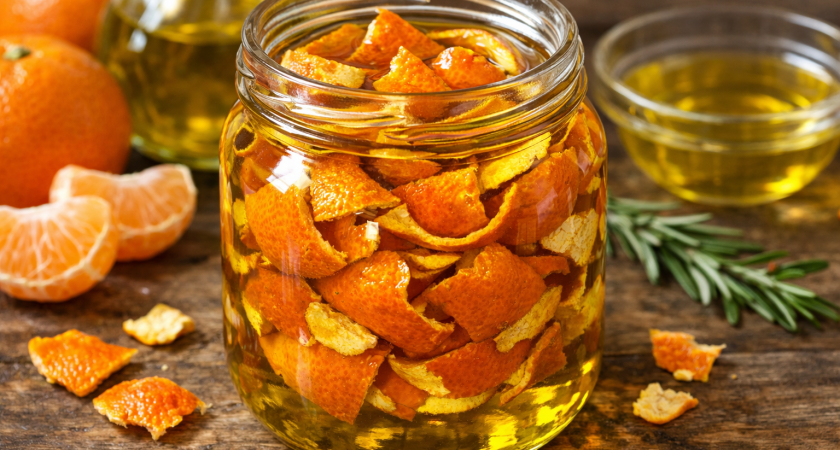 Мандариновые корки заливаю растительным маслом — всю зиму радуюсь своей хитрости: простой лайфхак 