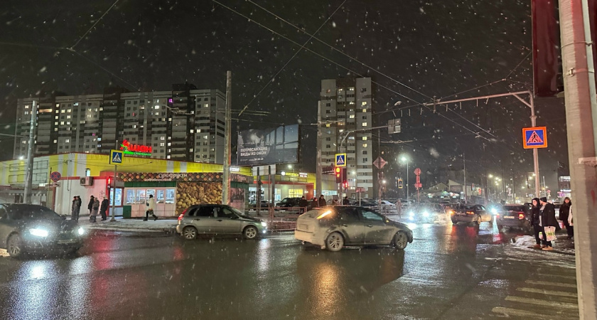 На улице 8 Марта автомобиль врезался в столб