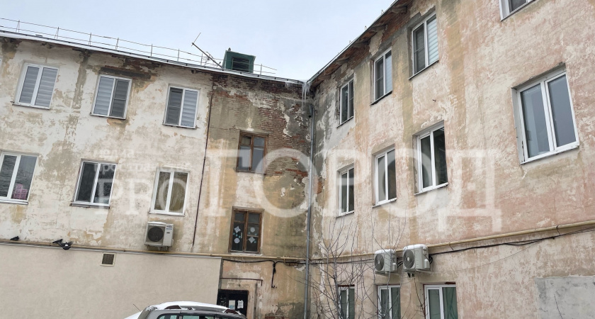 «Вся проводка в подъездах искрит, а лестничные пролеты сыпятся на глазах»: жители дома на ул. Володарского отстаивают капремонт 