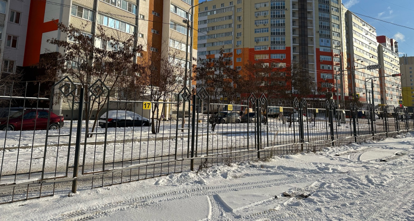 В Пензе спасатели помогли мужчине, застрявшему в заборе