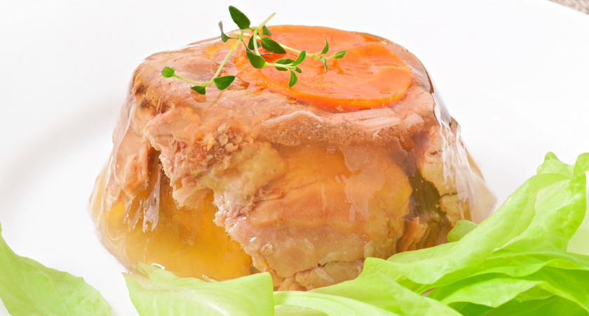 Холодец «как в детстве», прозрачный и красивый — бабушка делала его по одному правилу, делюсь этим секретом