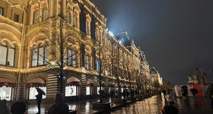 Огни, ретро-декор и толпа людей: стоит ли ехать на Манежную площадь в Новый год
