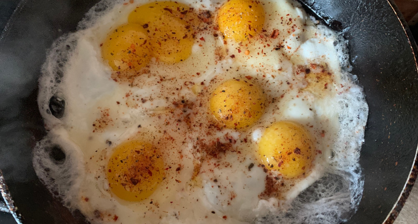 Не сало и не масло, а в 100 раз полезнее: на чём жарят яичницу грамотные хозяйки — запомните этот простой лайфхак раз и навсегда