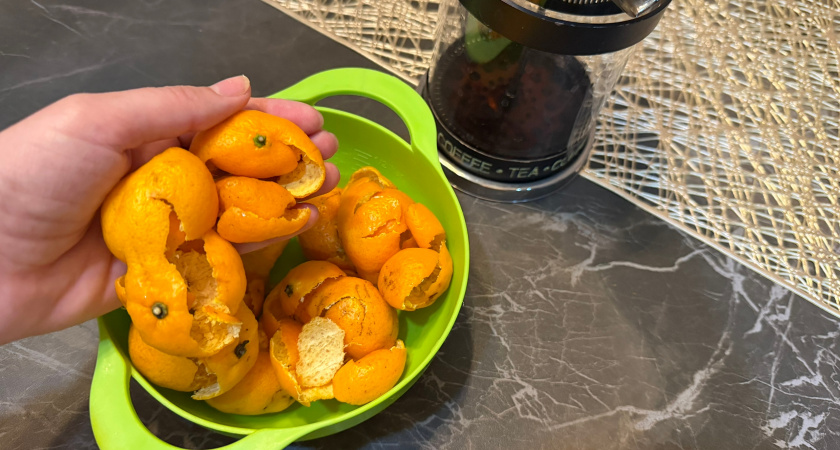 Мандариновые корки у меня не уходят в мусор, собираю их весь сезон. Рассказываю, зачем и как использую