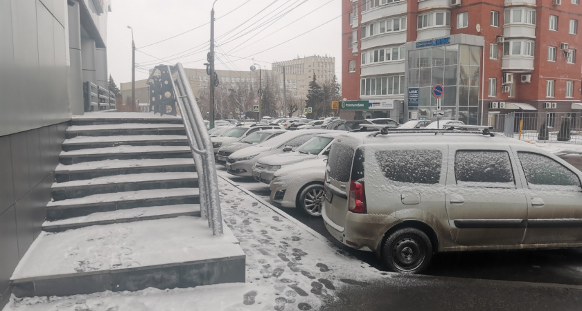 Паркуюсь как «профи», за 5 см до бордюра за пару секунд: запомните правило и тоже так сможете