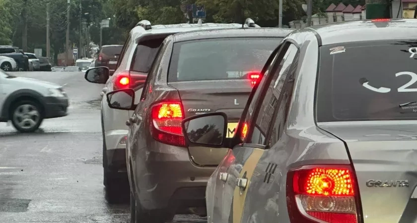 Очевидцы сообщили сразу о нескольких ДТП с легковушками