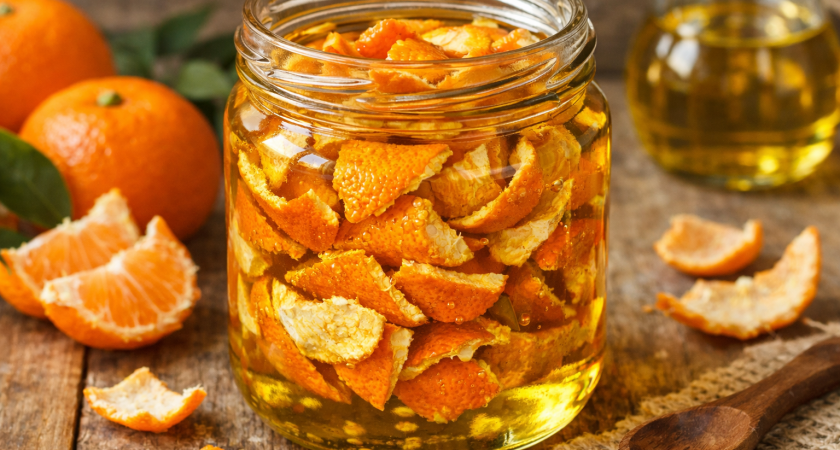 Мандариновые корки заливаю растительным маслом — и потом всю зиму радуюсь своей хитрости: простой лайфхак 