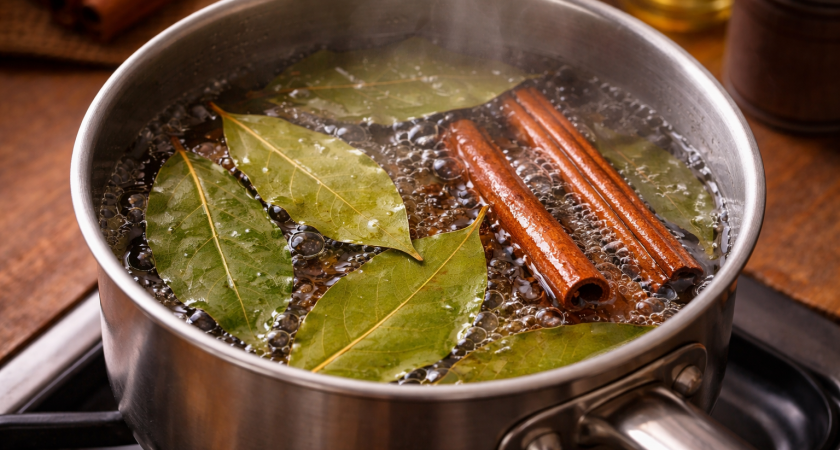 Кипячу лавровый лист и корицу и получаю незаменимое для дома средство. Покажу, как и для чего его использую - гениальный лайфхак от хозяек