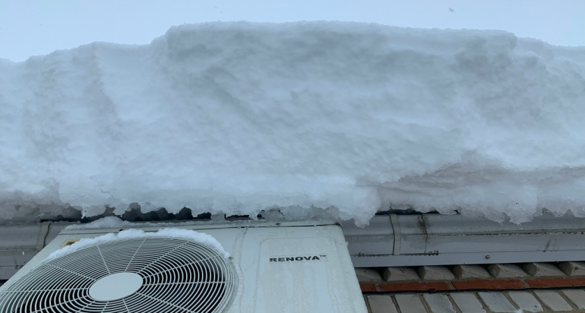 Жители улицы Циолковского боятся выходить из дома из-за сосулек и снега