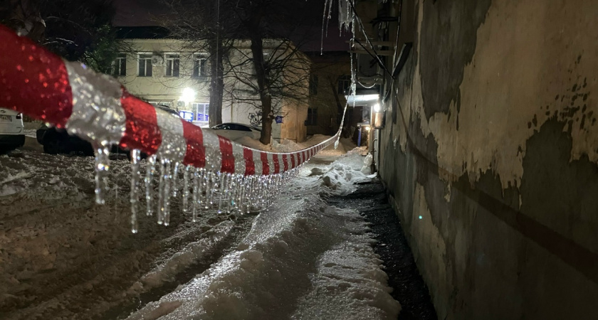 В Пензе сосулька рухнула на панораму «Джили»