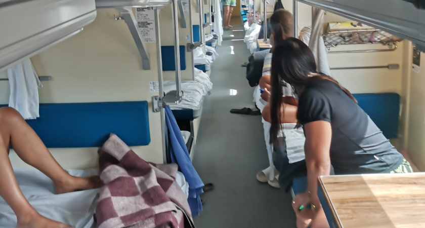 К столику в плацкарте больше не подпустят - в новых вагонах их начнут делать совсем по-другому