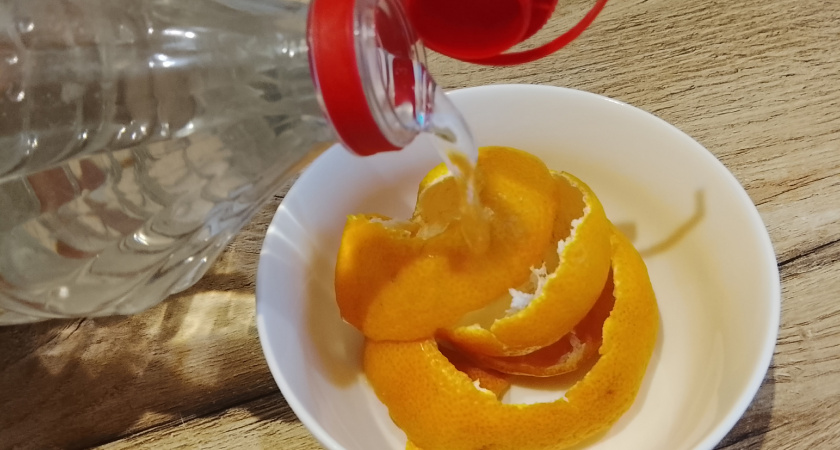 Мандариновые корки заливаю уксусом — всю зиму не нарадуюсь от своей хитрости: мой самый рабочий лайфхак для хозяек
