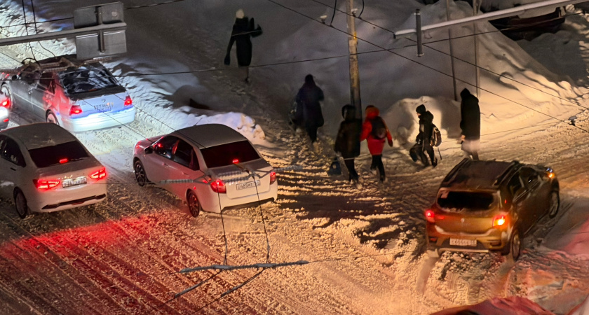 Пешеход не успел полностью перейти дорогу: как грамотно поступить водителю - нужно ли ждать или можно ехать сразу