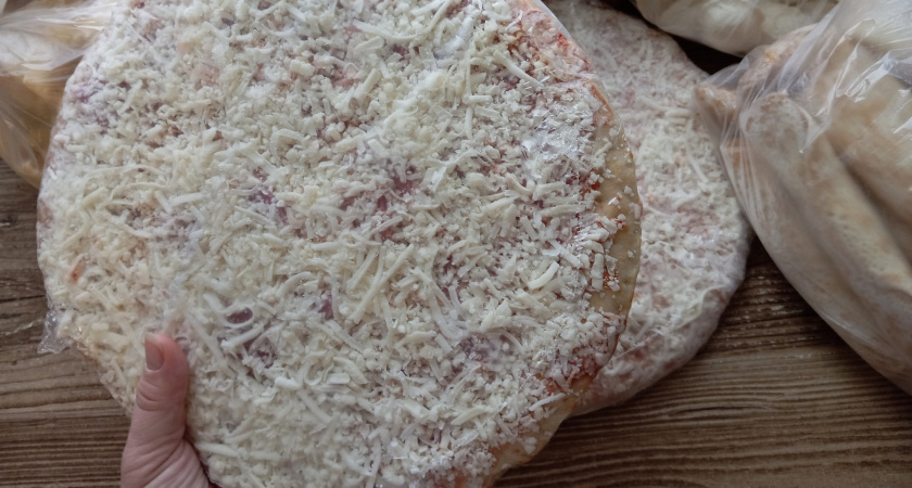 Много раз проходила мимо и зря. Попробовала пиццу из «Ермолино» за 200 рублей и купила сразу пять штук