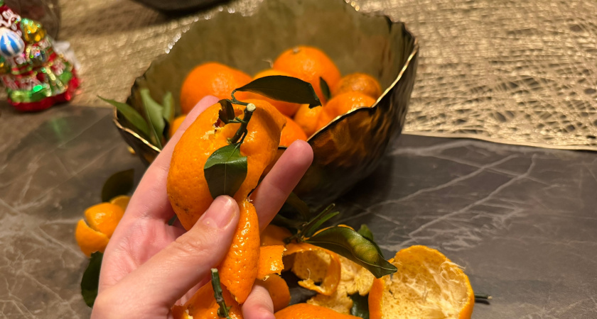 Мандариновые корки не выбрасываю, а заливаю молоком — и всю зиму не нарадуюсь своему хитрому трюку: рабочий лайфхак для хозяек