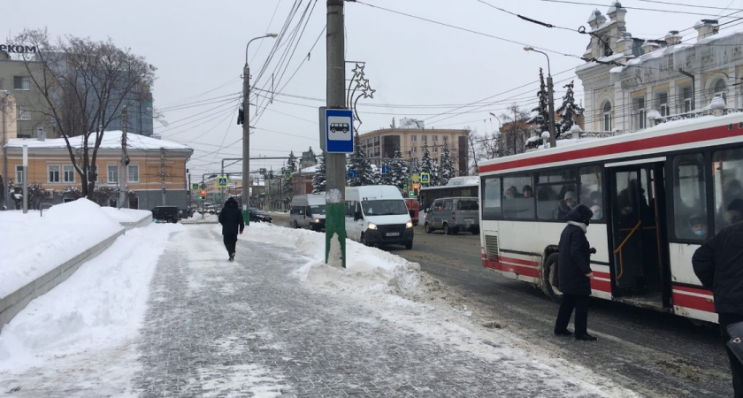 В Иссинском районе автоинспекторы помогли водителю и пассажирам микроавтобуса