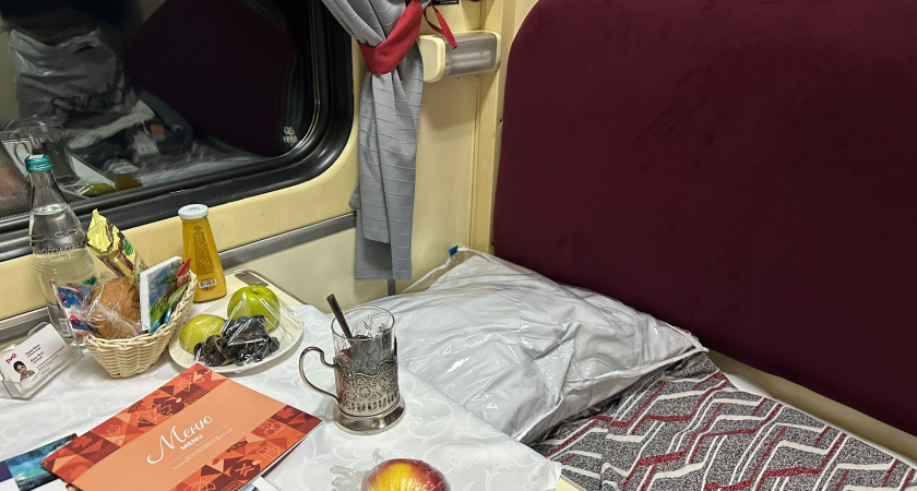 Выкупили всё купе, чтобы ехать спокойно, а проводница подсовывает соседей с шумными детьми — это новые правила РЖД?