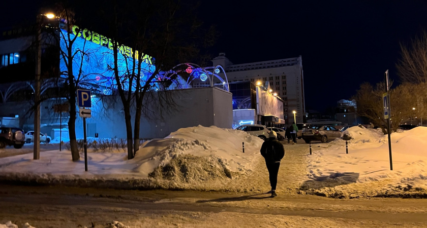 В вопросе поставили точку: должен ли водитель ждать, когда люди дойдут до конца пешеходного перехода, или можно начать движение 