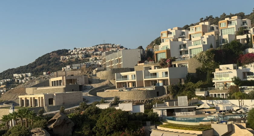 Купили дом у моря за 3 млн и теперь не знаем, как избавиться. Казалось счастье, а на деле сплошные проблемы