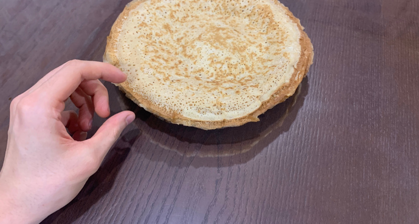 Именно такие блины пекли на Масленицу на Руси: кружевные, с дырочками, нежные и бесподобно вкусные