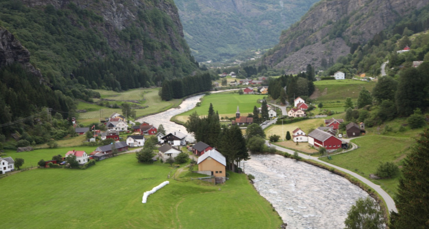 Норвежская деревня выглядела как мечта, но мы сбежали — вот что заставило нас покинуть этот "райский" уголок 