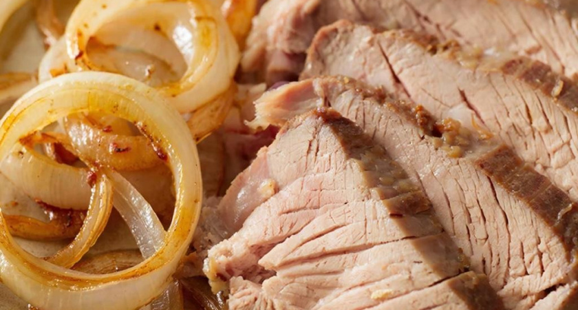 Не мясо с луком, а хитрая закуска: улетела со стола за 10 минут - делюсь секретом маринада