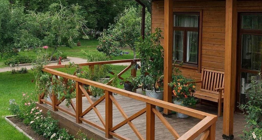 Навес из профлиста в прошлом: накрыл террасу  этим материалом и бед не знаю - потратил всего 21 тыс.рублей, а установили за 3 часа