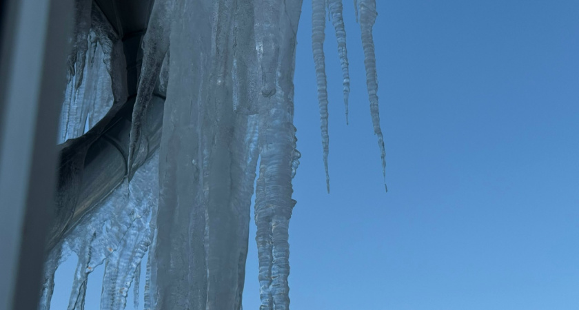 «Длиной в два этажа»: пензенцы жалуются на гигантские сосульки