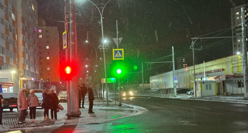 В Каменском районе автоинспекторы помогли водителю, который увяз в снегу 