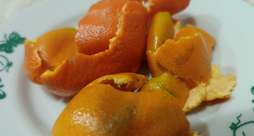 Мандариновые корки больше не летят в мусор: простой лайфхак от хозяек помогает экономить до 15 тысяч рублей в год