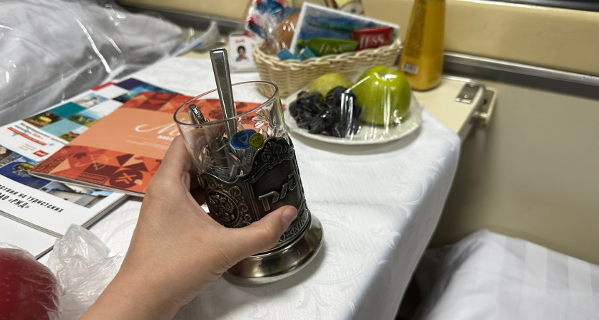 Может ли пассажир с нижней полки командовать столиком и запрещать верхнему им пользоваться — разбираемся по правилам