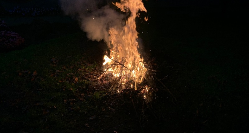 Потушил костер снегом - загнал себя в ловушку: что опасно делать на Крайнем Севере