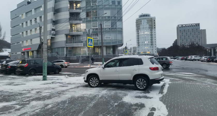 Сотрудники ГИБДД ответили: как поступить водителям, если уже пересекли стоп-линию и загорелся красный - конкретное пояснение