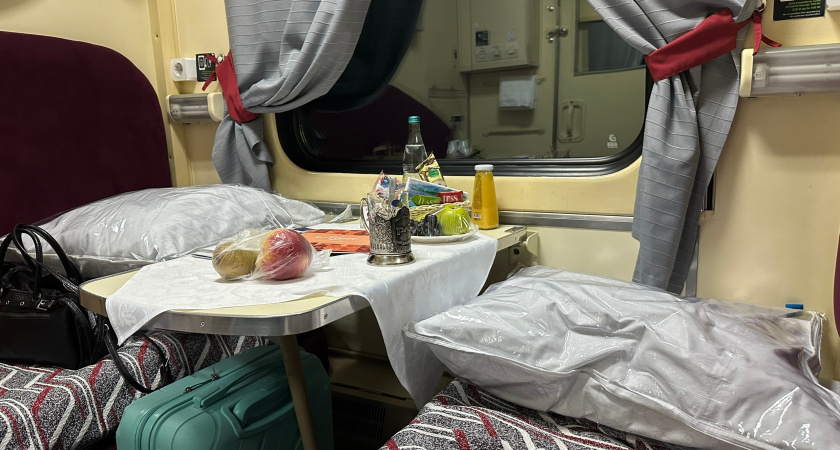 Подвинулась, уступила место у столика соседу с верхней полки. Но ему мало – надо, чтобы я встала и ушла совсем: что говорят правила