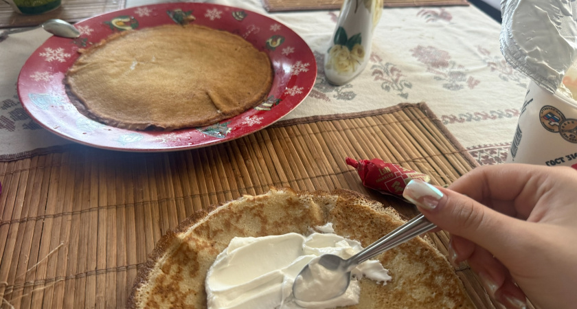 Готовлю на Масленицу блинчики тонкие, как салфетки:  без грамма муки, и не рвутся — можно заворачивать в них любые начинки