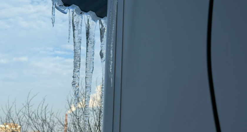 Жители Жемчужного проезда жалуются на гигантские сосульки