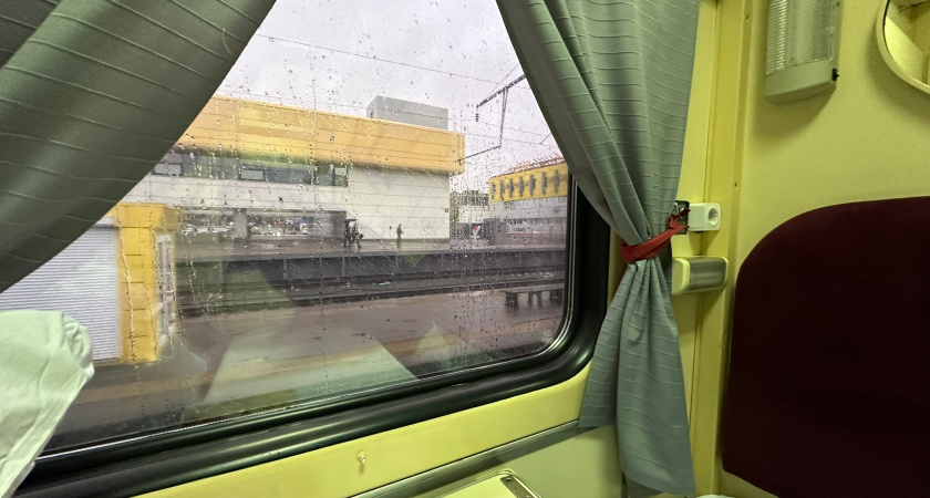 Кассир рассказала про бабушек в поезде: берут верхнюю полку подешевле и уверены — уступят, никуда не денутся