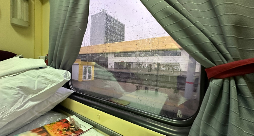 Вышел на перрон, а когда вернулся на моей полке в купе спит незнакомая девушка - вот, как пришлось решать проблему