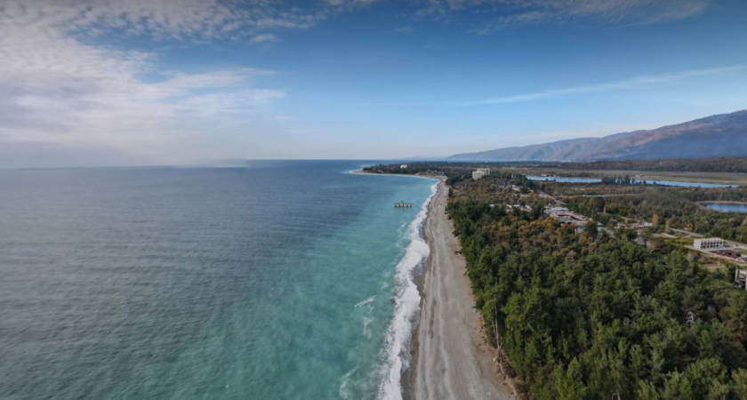 "Пицунда задумывалась как всесезонный курорт №1 в Абхазии, но я туда больше ни ногой" - честный отзыв туристки из РФ