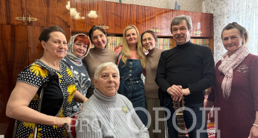 Пензенский музыкант и поэт Александр Заносиенко представил творческую программу на «квартирнике» в Ахунах