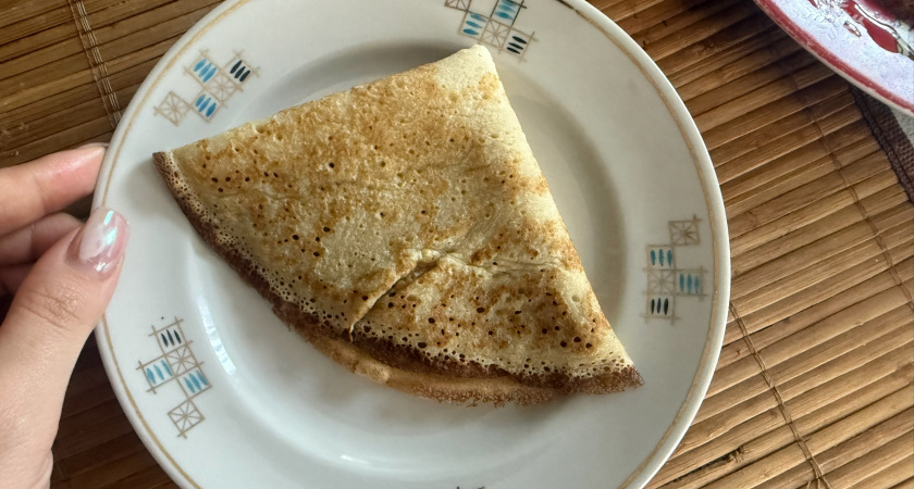 Научили печь те самые блины на кефире: наконец такие они ажурные - всего один ингредиент для теста творит чудеса 