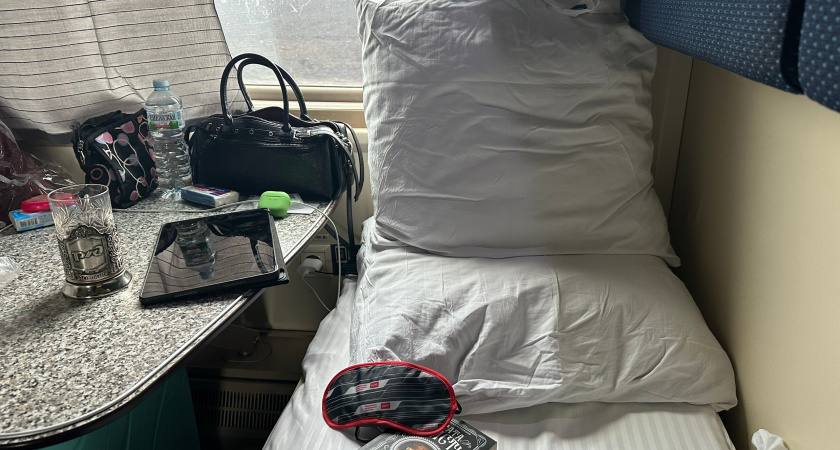 Сходила к детям в соседнее купе, а когда вернулась — бабушка в поезде решила, что мое место стало общим