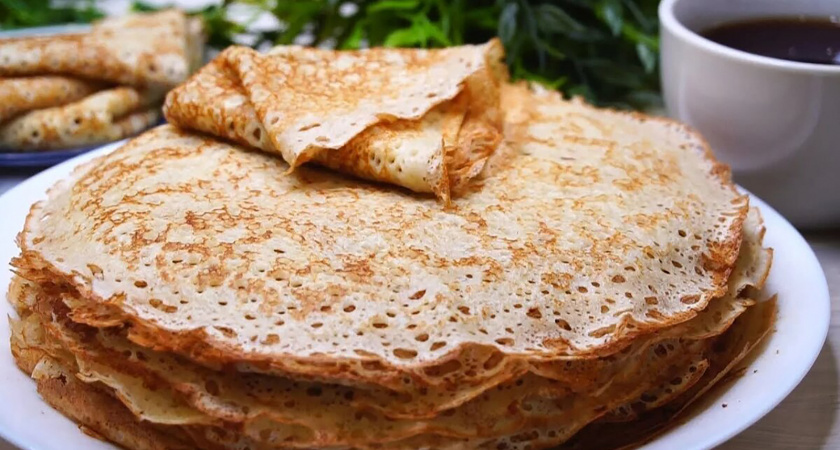 Блины на Масленицу пеку по наказу бабули: хитрый трюк с кипящим молоком - всегда получаются кружевными и солнечными